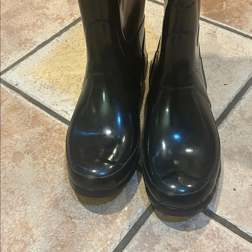 Hunter Original Tall Gloss Rain Boots, Black with green interior, Size 7M/8F